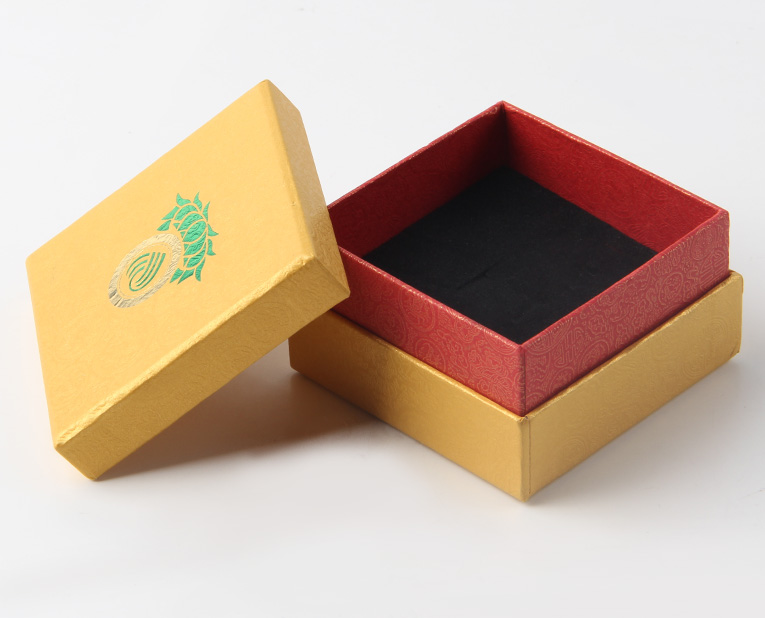 代表化妝品盒子廠家的老師傅，仔細(xì)比對(duì)3個(gè)小時(shí)，只為品質(zhì)