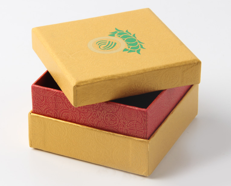 代表化妝品盒子廠家的老師傅，仔細(xì)比對(duì)3個(gè)小時(shí)，只為品質(zhì)