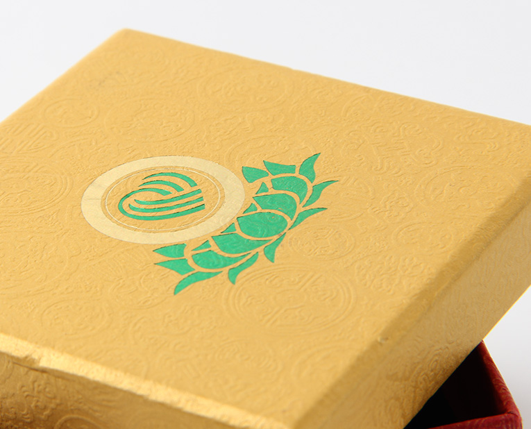 代表化妝品盒子廠家的老師傅，仔細(xì)比對(duì)3個(gè)小時(shí)，只為品質(zhì)
