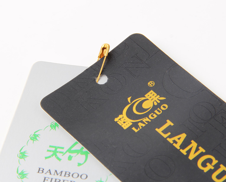在選擇服裝紙牌定做工藝時(shí)，客人并不是最大的