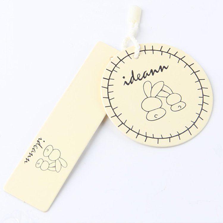 服裝的吊牌該怎么設(shè)計(jì)？問問生產(chǎn)廠家的設(shè)計(jì)師更靠譜
